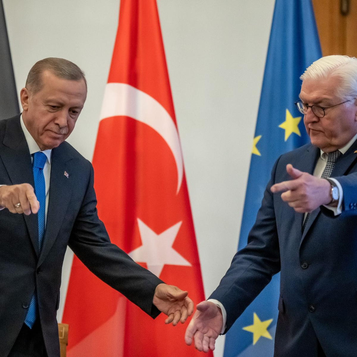 Recep Tayyip Erdogan (l.) neben Bundespräsident Frank-Walter Steinmeier nach dem Eintrag in das Gästebuch vom Schloss Bellevue. - Foto: Michael Kappeler/dpa