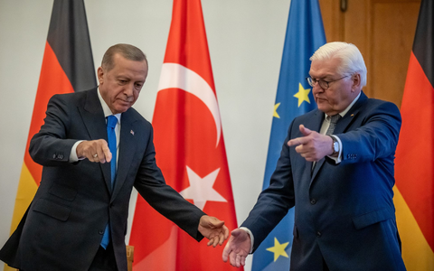 Recep Tayyip Erdogan (l.) neben Bundespräsident Frank-Walter Steinmeier nach dem Eintrag in das Gästebuch vom Schloss Bellevue. - Foto: Michael Kappeler/dpa