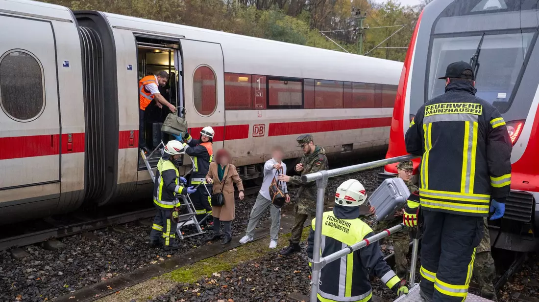 In Bayern sind ein ICE und ein Regionalzug kollidiert, aber nicht entgleist. - Bild: Peter Kneffel/dpa