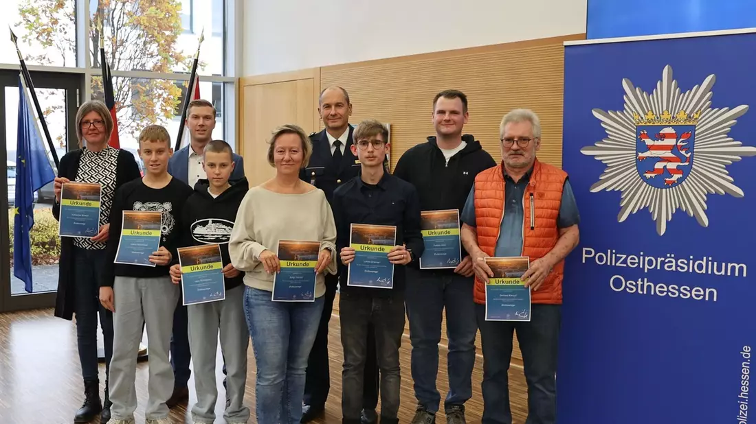 POL-OH: Helfen statt Handy zücken: Polizeipräsident Tegethoff dankt verdienten Bürgerinnen und Bürgern für Zivilcourage - Bild: presseportal.de