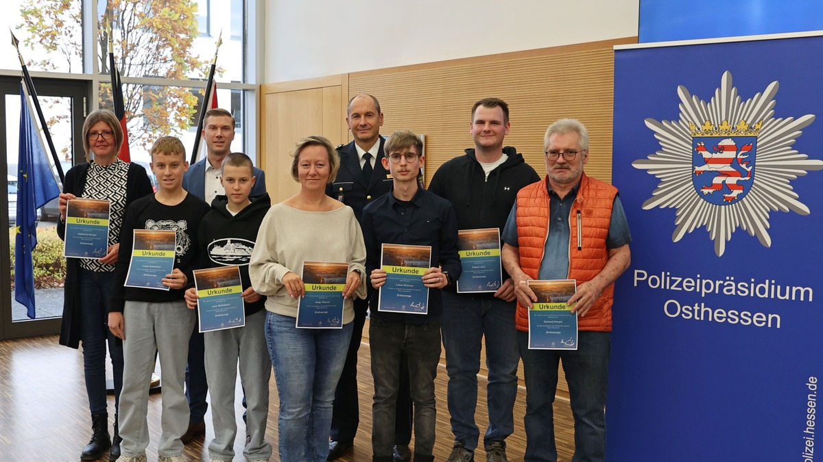 POL-OH: Helfen statt Handy zücken: Polizeipräsident Tegethoff dankt verdienten Bürgerinnen und Bürgern für Zivilcourage - Foto: presseportal.de