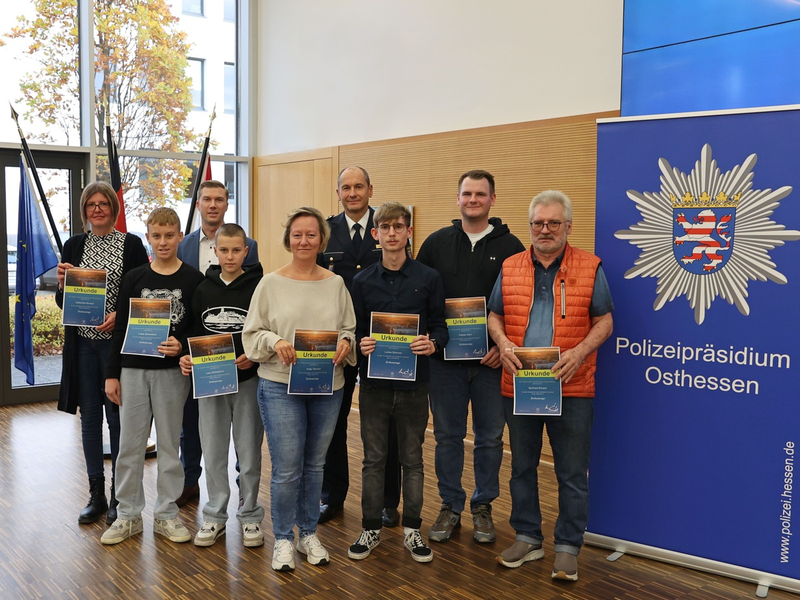 POL-OH: Helfen statt Handy zücken: Polizeipräsident Tegethoff dankt verdienten Bürgerinnen und Bürgern für Zivilcourage - Foto: presseportal.de