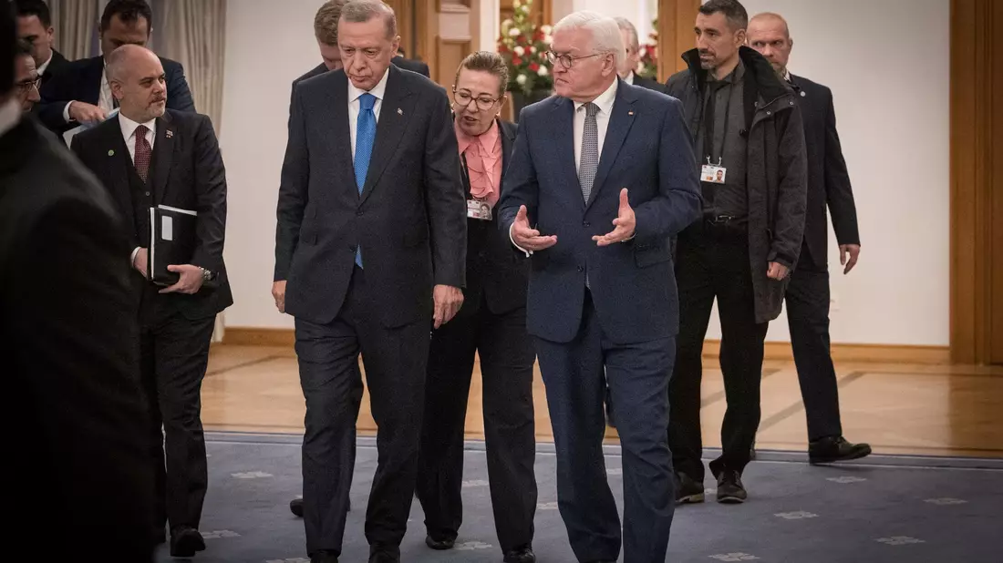 Recep Tayyip Erdogan (Mitte l) vor seinem Gespräch mit Bundespräsident Frank-Walter Steinmeier (Mitte r) im Schloss Bellevue. - Bild: Guido Bergmann/Bundespresseamt/dpa