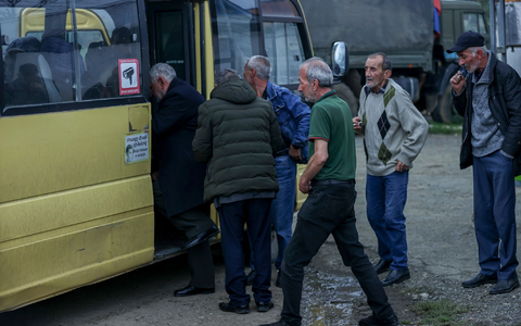 Ethnisch-armenische Männer steigen im Oktober in einen Bus nach Goris in Armenien ein. - Foto: Aziz Karimov/AP/dpa