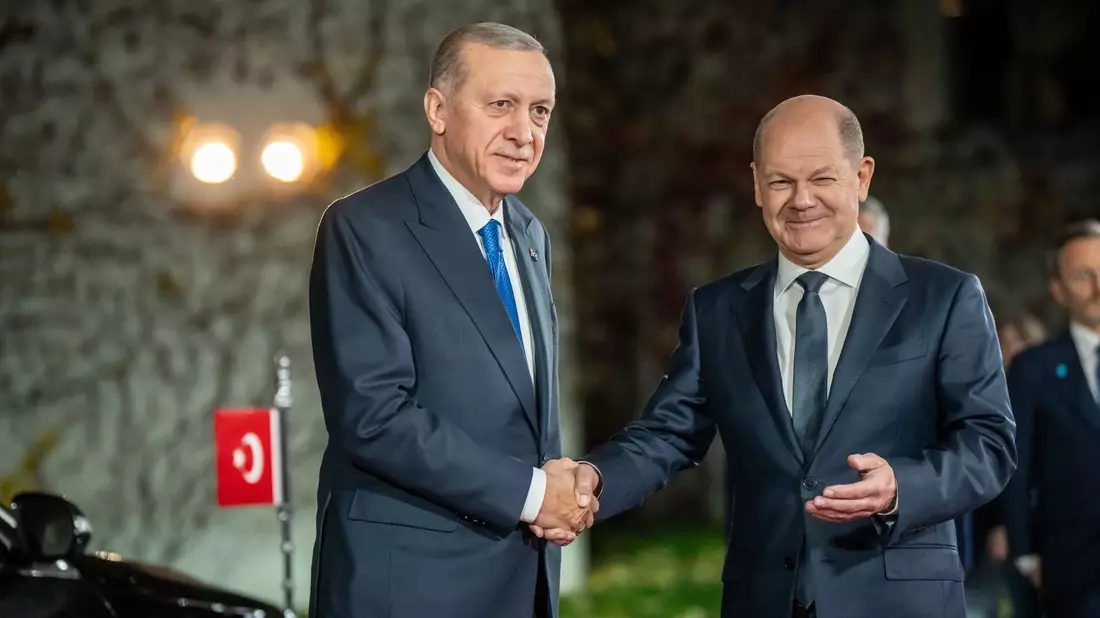 Lenkflugkörper und Tornados: Der Nato-Partner Türkei bekommt wieder in größerem Stil Rüstungsgüter made in Germany. - Bild: Michael Kappeler/dpa