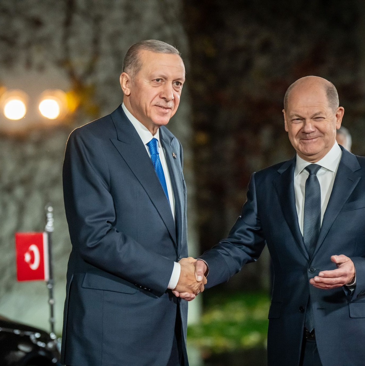Bundeskanzler Olaf Scholz (SPD, r) empfängt den türkischen Präsidenten Recep Tayyip Erdogan zu einem Gespräch im Bundeskanzleramt. - Foto: Michael Kappeler/dpa