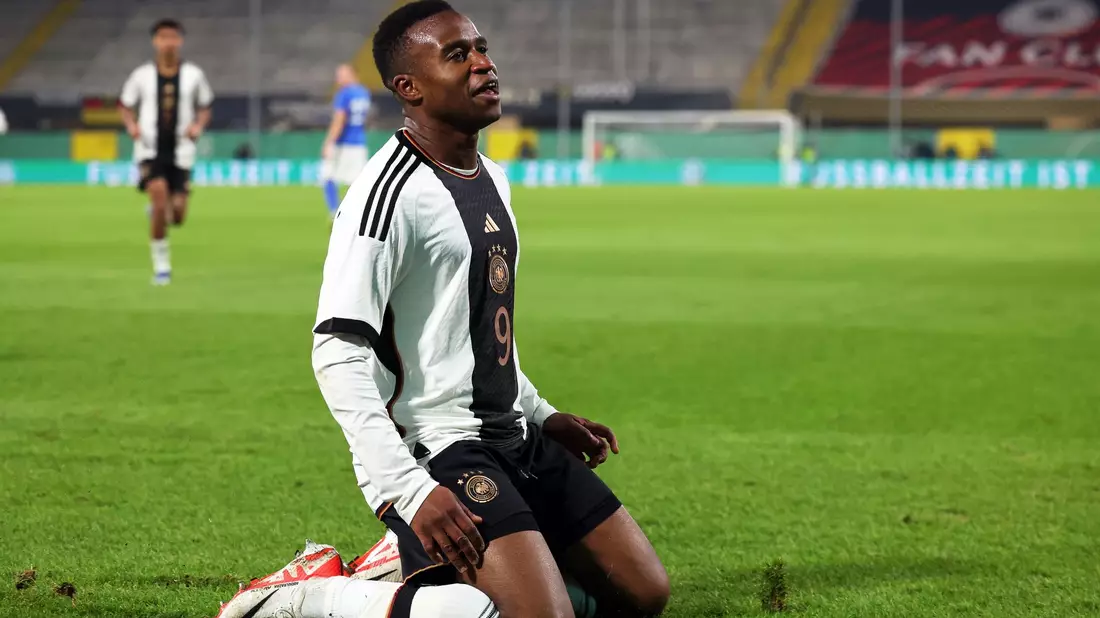 Deutschlands Torschütze Youssoufa Moukoko feiert seinen Treffer zum 2:0. - Bild: Friso Gentsch/dpa