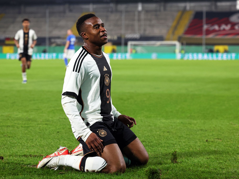 Deutschlands Torschütze Youssoufa Moukoko feiert seinen Treffer zum 2:0. - Foto: Friso Gentsch/dpa