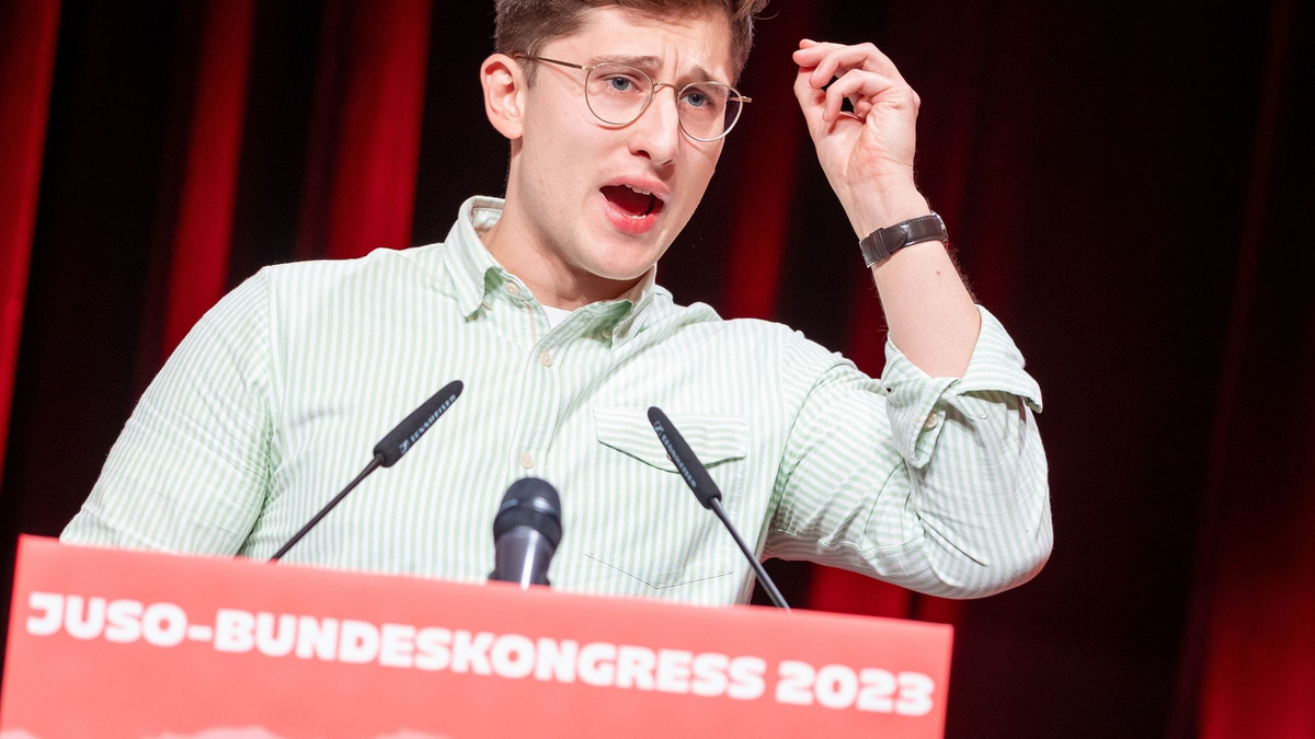 Jusos-Chef Philipp Türmer plädiert dafür, die Schuldenbremse auszusetzen. - Foto: Moritz Frankenberg/dpa