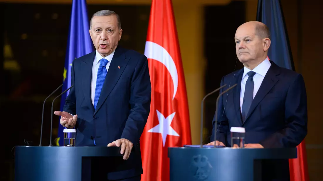 Bundeskanzler Olaf Scholz (r.) und Recep Tayyip Erdogan während ihrer gemeinsamen Pressekonferenz im Kanzleramt. - Bild: Bernd von Jutrczenka/dpa