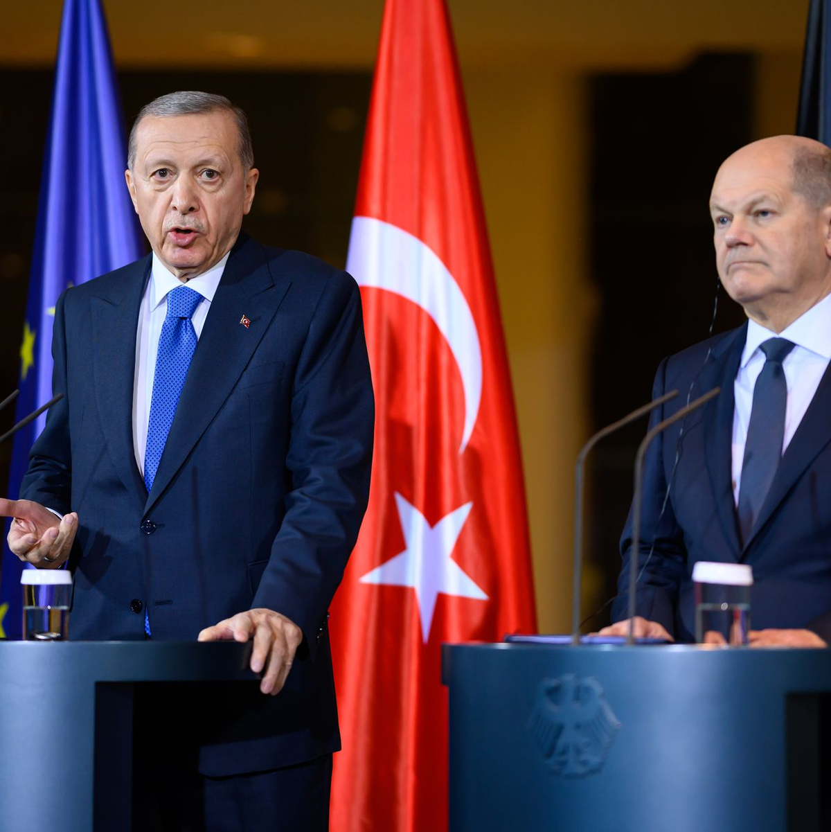 Bundeskanzler Olaf Scholz (r.) und Recep Tayyip Erdogan während ihrer gemeinsamen Pressekonferenz im Kanzleramt. - Foto: Bernd von Jutrczenka/dpa