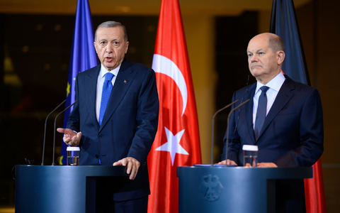 Bundeskanzler Olaf Scholz (r) und Recep Tayyip Erdogan während ihrer gemeinsamen Pressekonferenz im Kanzleramt. - Foto: Bernd von Jutrczenka/dpa