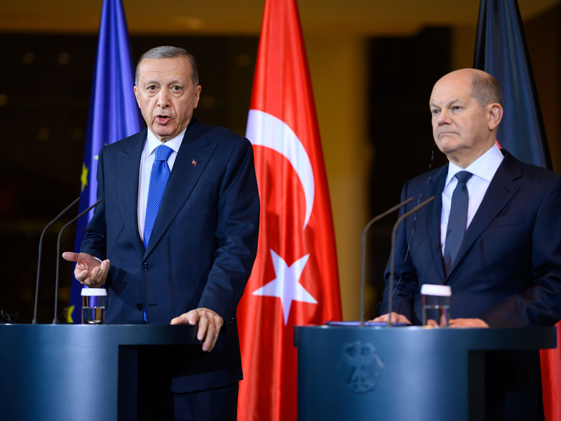 Bundeskanzler Olaf Scholz (r.) und Recep Tayyip Erdogan während ihrer gemeinsamen Pressekonferenz im Kanzleramt. - Foto: Bernd von Jutrczenka/dpa