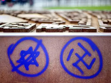 «Hass hat in unseren Schulen keinen Platz, Punkt»: Ein Hakenkreuz und ein durchgestrichener Davidstern (Symbolbild). - Foto: Daniel Reinhardt/dpa