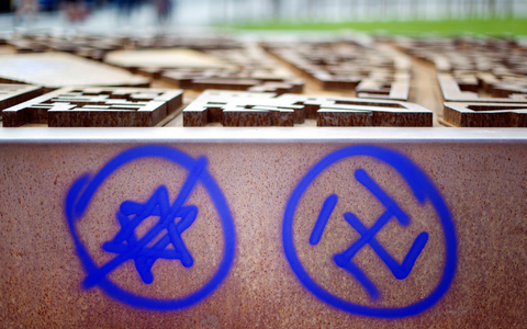 «Hass hat in unseren Schulen keinen Platz, Punkt»: Ein Hakenkreuz und ein durchgestrichener Davidstern (Symbolbild). - Foto: Daniel Reinhardt/dpa