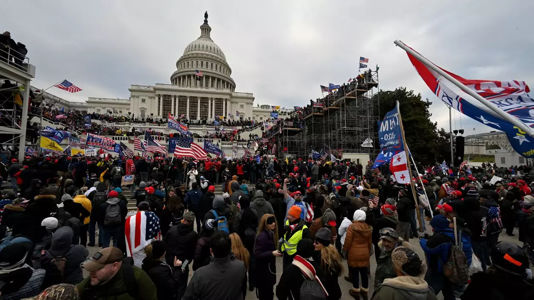Trump-Anhänger stürmen am 6. Januar 2021 das US-Kapitol. - Bild: Essdras M. Suarez/ZUMA Wire/dpa