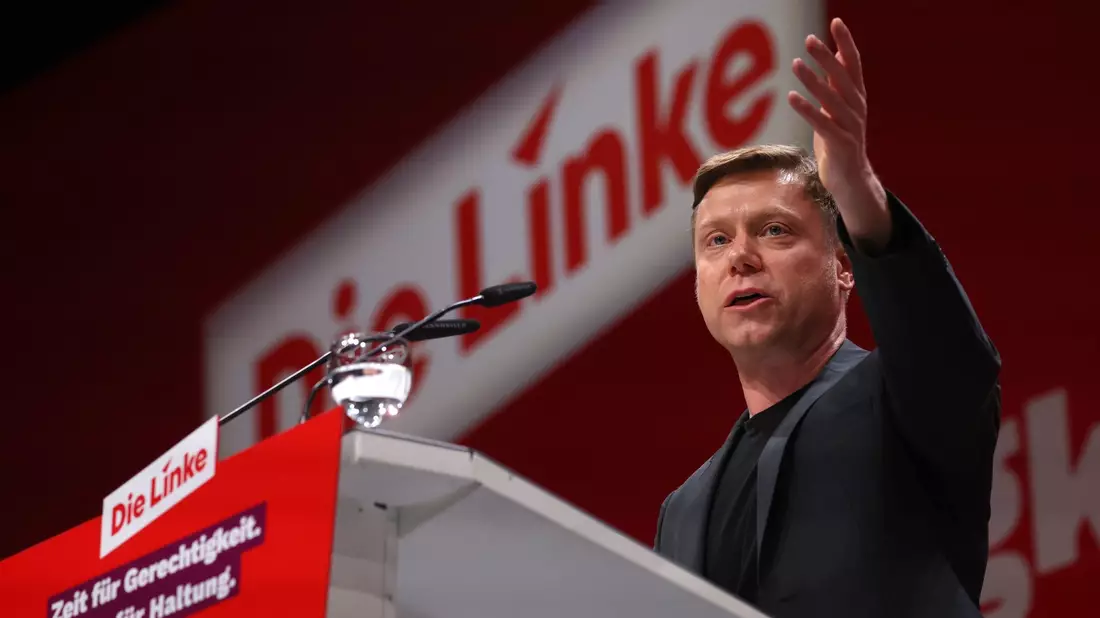 Linken-Chef Martin Schirdewan spricht auf dem Parteitag in Augsburg. - Bild: Karl-Josef Hildenbrand/dpa