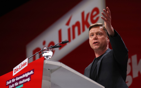 Linken-Chef Martin Schirdewan spricht auf dem Parteitag in Augsburg. - Foto: Karl-Josef Hildenbrand/dpa