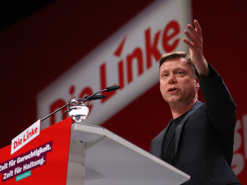 Linken-Chef Martin Schirdewan spricht auf dem Parteitag in Augsburg. - Foto: Karl-Josef Hildenbrand/dpa