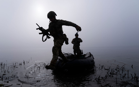 Der Brückenkopf am Dnipro soll viele Tote auf Seiten der Ukrainer gefordert haben. (Archivbild)  - Foto: Mstyslav Chernov/AP/dpa