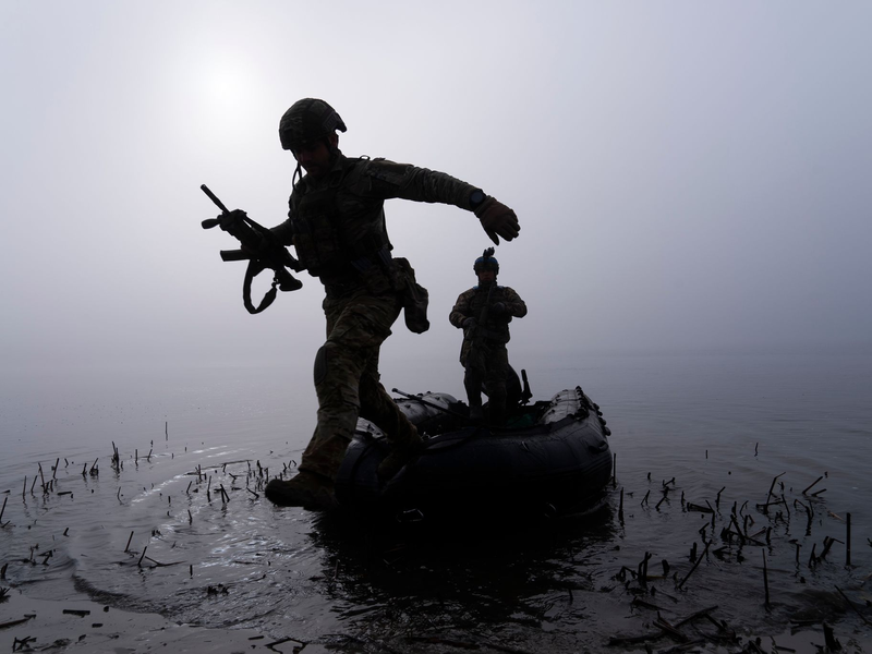 Der Brückenkopf am Dnipro soll viele Tote auf Seiten der Ukrainer gefordert haben. (Archivbild)  - Foto: Mstyslav Chernov/AP/dpa