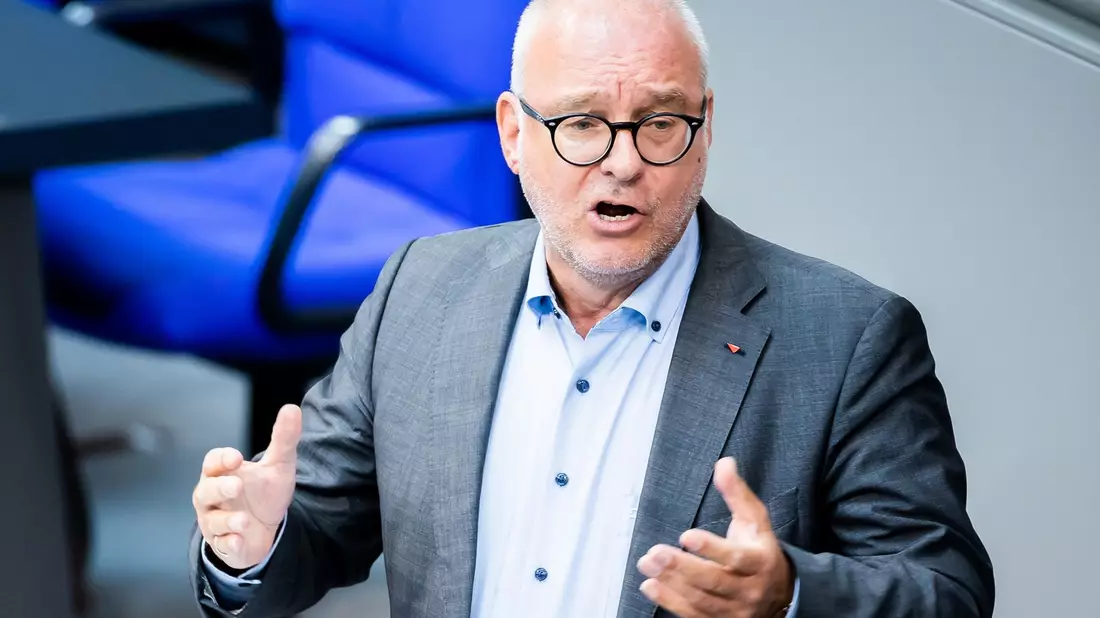 Laut dem Linken-Abgeordneten Matthias Birkwald sind die Sozialbeiträge gerade für Menschen mit niedrigen und mittleren Einkommen eine hohe Belastung. - Bild: Christoph Soeder/dpa