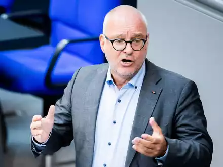 Laut dem Linken-Abgeordneten Matthias Birkwald sind die Sozialbeiträge gerade für Menschen mit niedrigen und mittleren Einkommen eine hohe Belastung. - Foto: Christoph Soeder/dpa