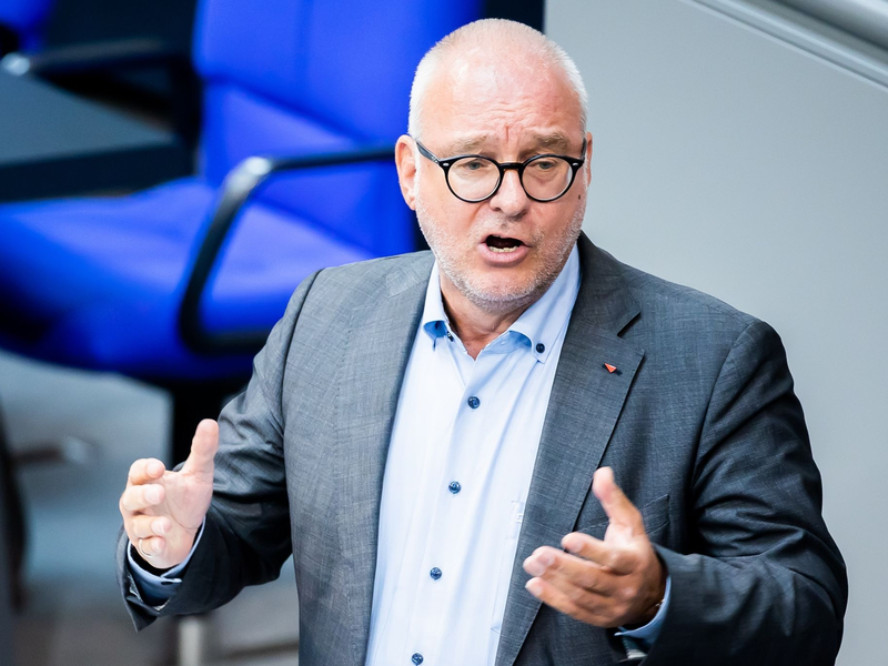Laut dem Linken-Abgeordneten Matthias Birkwald sind die Sozialbeiträge gerade für Menschen mit niedrigen und mittleren Einkommen eine hohe Belastung. - Foto: Christoph Soeder/dpa