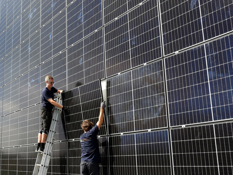 Die Fachkräftelücke in Deutschland befindet sich mit saisonbereinigt gut 510.000 offenen Stellen auf einem hohen Niveau. - Foto: Waltraud Grubitzsch/dpa