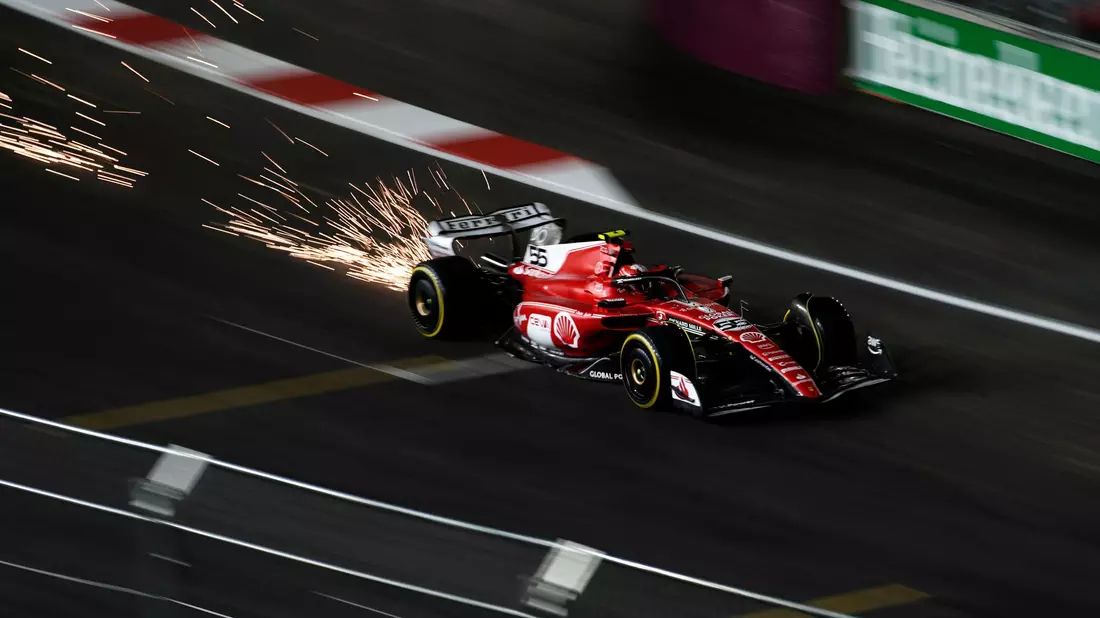 Ferrari-Pilot Carlos Sainz war über die defekte Abdeckung eines Wasserschachts gerast. - Bild: John Locher/AP