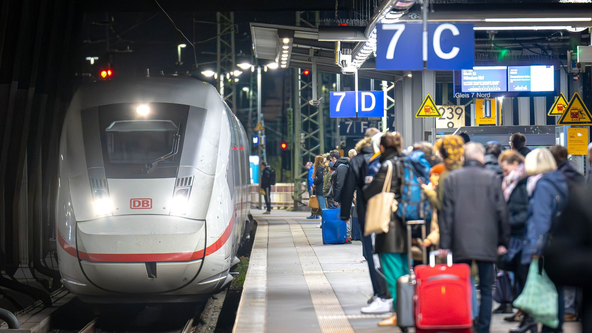 Gibt es bald erneut Bahnstreiks? Die Gewerkschaft GDL plant eine Urabstimmung. - Foto: Sina Schuldt/dpa