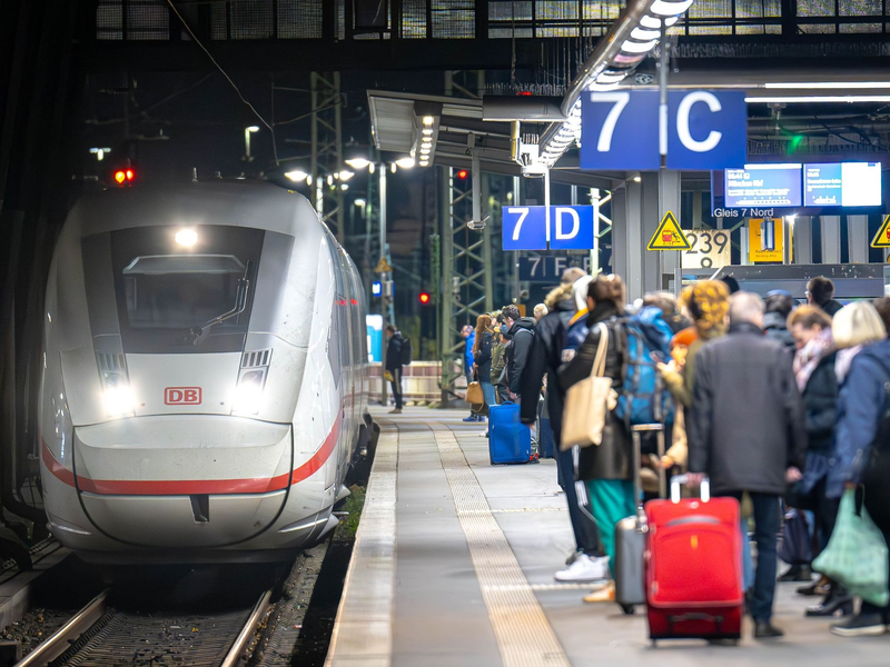 Gibt es bald erneut Bahnstreiks? Die Gewerkschaft GDL plant eine Urabstimmung. - Foto: Sina Schuldt/dpa