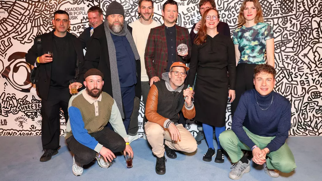 Die Band Deichkind bei der Verleihung des Musikpreises «Polyton» in Berlin. - Bild: Gerald Matzka/dpa