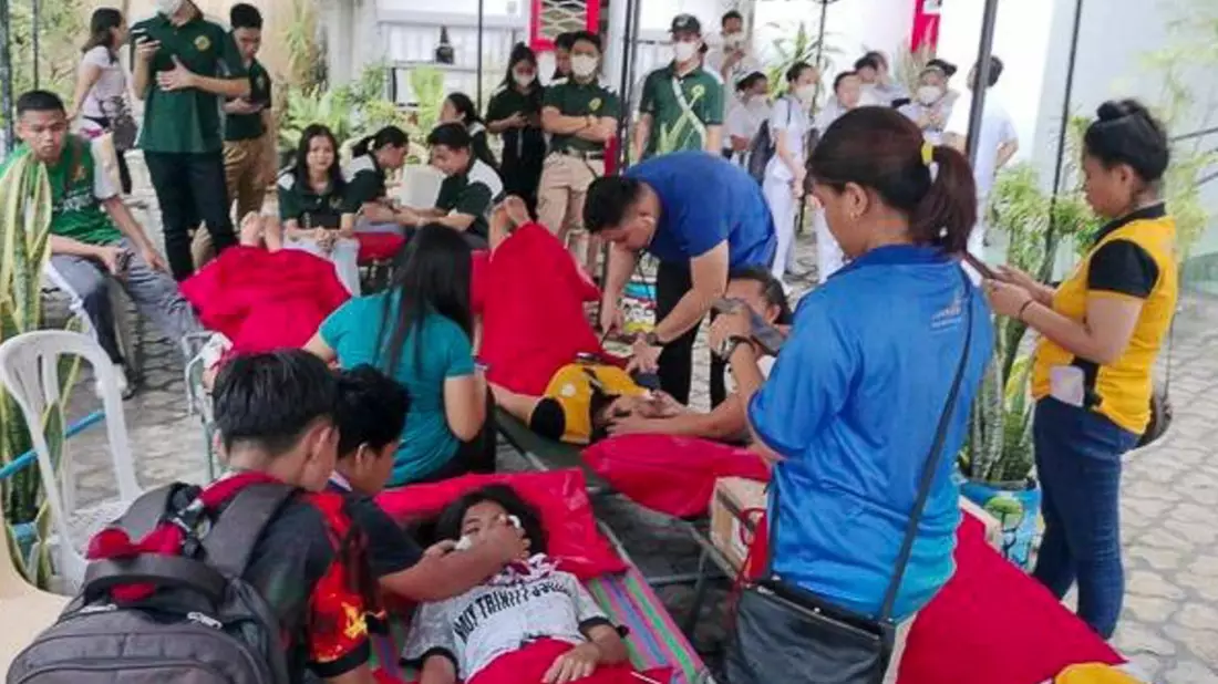 Freiwillige kümmern sich um Menschen, die von dem Erdbeben betroffen sind, das General Santos City im Süden der Philippinen erschüttert hat. - Bild: Uncredited/PHILIPPINE RED CROSS/AP/dpa