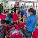 Freiwillige kümmern sich um Menschen, die von dem Erdbeben betroffen sind, das General Santos City im Süden der Philippinen erschüttert hat. - Bild: Uncredited/PHILIPPINE RED CROSS/AP/dpa
