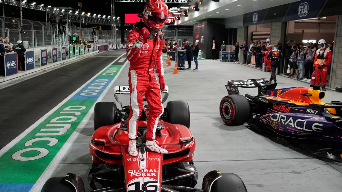 Ferrari-Pilot Charles Leclerc jubelt in Las Vegas über die Pole-Position. - Bild: John Locher/AP