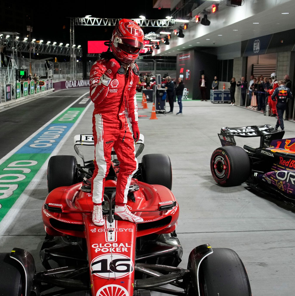 Ferrari-Pilot Charles Leclerc jubelt in Las Vegas über die Pole Position. - Foto: John Locher/AP