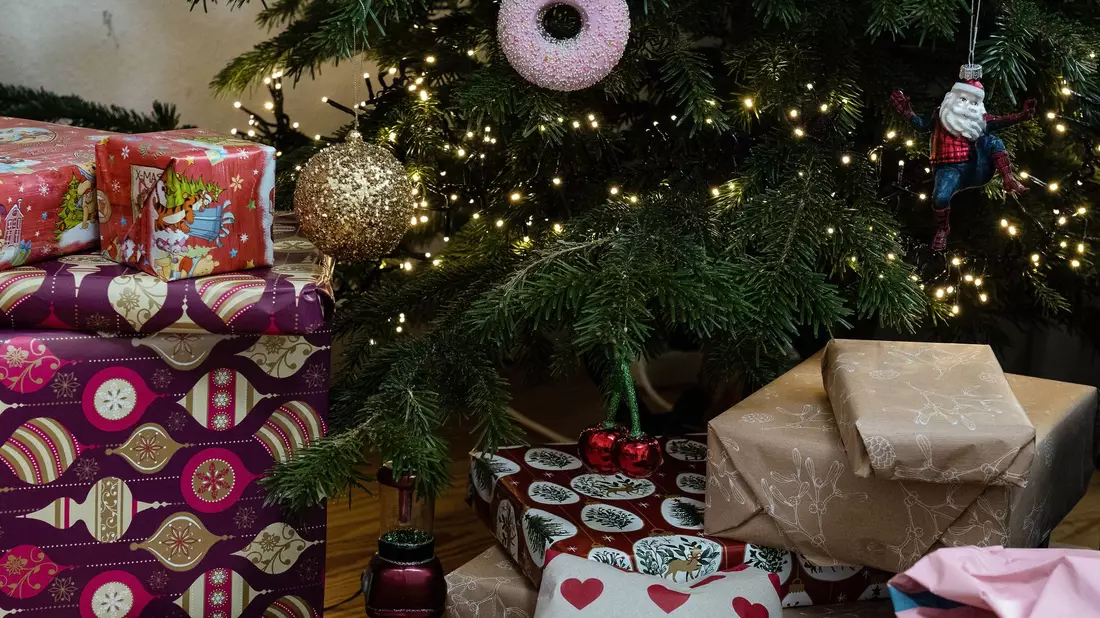 Einer Umfrage zufolge können sich in diesem Jahr mehr Menschen als noch im vergangenen Jahr vorstellen, Secondhand-Artikel zu Weihnachten zu verschenken. (Symbolbild) - Bild: Swen Pförtner/dpa