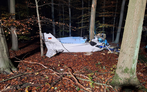 Das Wrack des Kleinflugzeugs. Ein Mensch starb bei dem Absturz in der Nähe von Hünxe in NRW. - Foto: Feuerwehr Bottrop/dpa