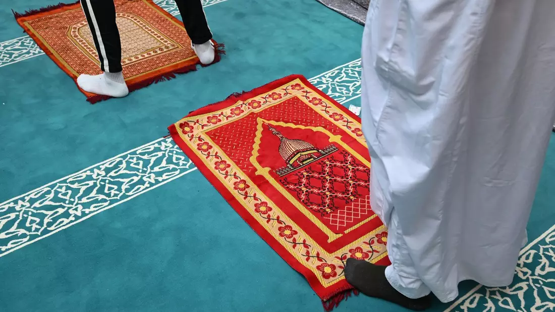 Männer beten in einer Moschee (Symbolbild). - Bild: Arne Dedert/dpa