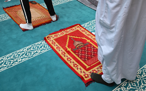Männer beten in einer Moschee (Symbolbild). - Foto: Arne Dedert/dpa