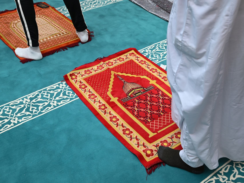 Männer beten in einer Moschee (Symbolbild). - Foto: Arne Dedert/dpa