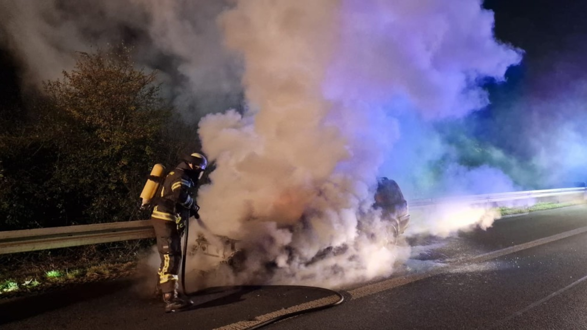 FW-WRN: FEUER_1 - LZ1 - Fahrzeugbrand PKW - Foto: presseportal.de