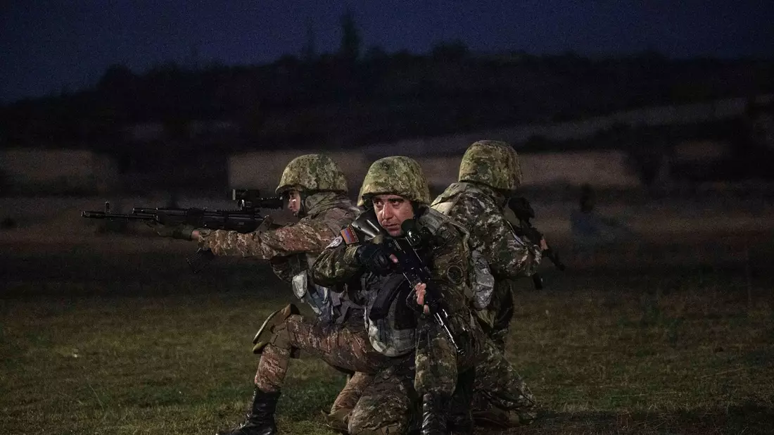 Armenische Soldaten nehmen an einer Nachtübung teil. - Bild: Hannes P. Albert/dpa