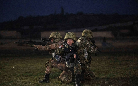 Armenische Soldaten nehmen an einer Nachtübung teil. - Foto: Hannes P. Albert/dpa