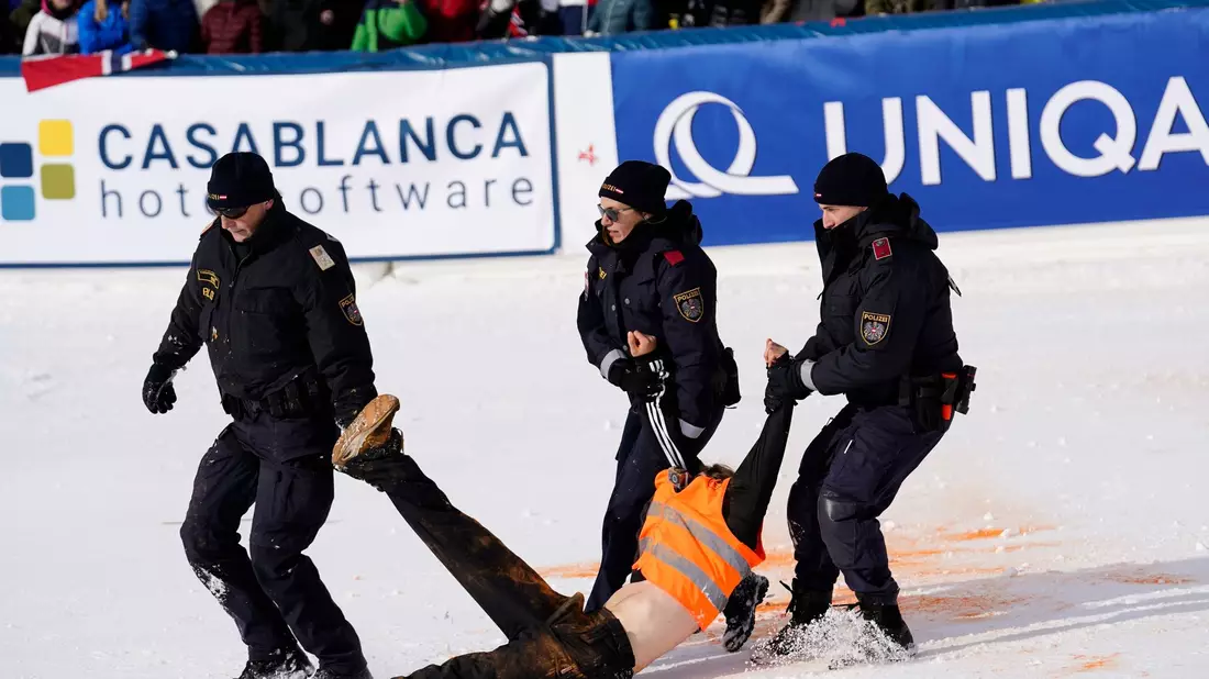 Ein Demonstrant wird in Gurgel aus dem Zielbereich gebracht. - Bild: Piermarco Tacca/AP/dpa