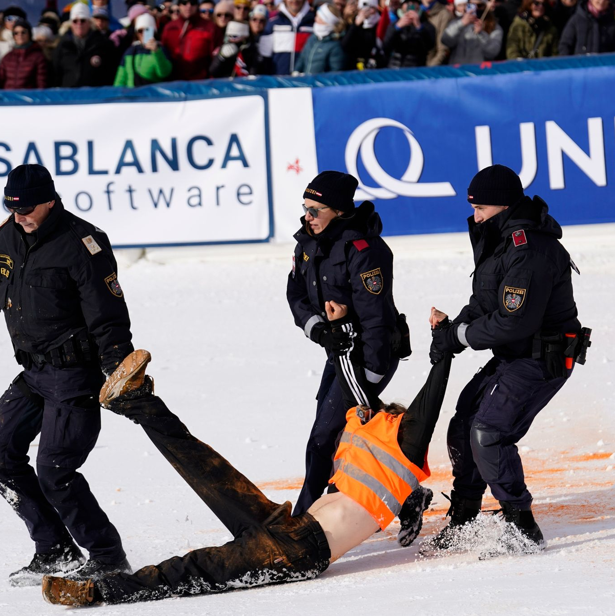 Ein Demonstrant wird in Gurgel aus dem Zielbereich gebracht. - Foto: Piermarco Tacca/AP/dpa