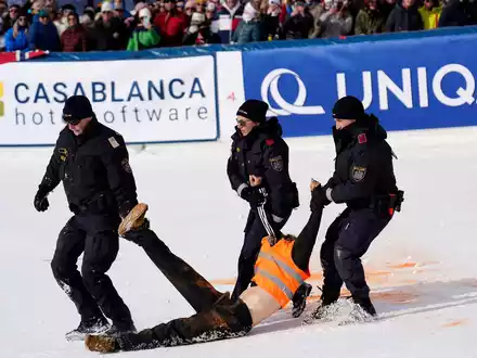 Ein Demonstrant wird in Gurgel aus dem Zielbereich gebracht. - Foto: Piermarco Tacca/AP/dpa