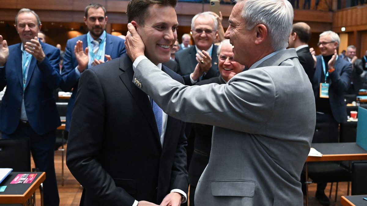 Der Alte und der Neue: Thomas Strobl (r) und sein Nachfolger an der Spitze des CDU-Landesverbands, Manuel Hagel. - Foto: Bernd Weißbrod/dpa