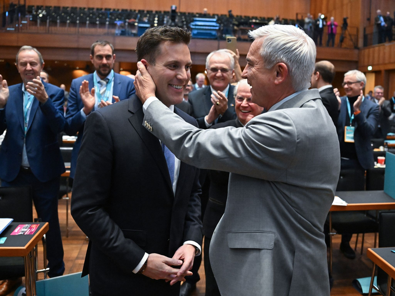 Der Alte und der Neue: Thomas Strobl (r) und sein Nachfolger an der Spitze des CDU-Landesverbands, Manuel Hagel. - Foto: Bernd Weißbrod/dpa